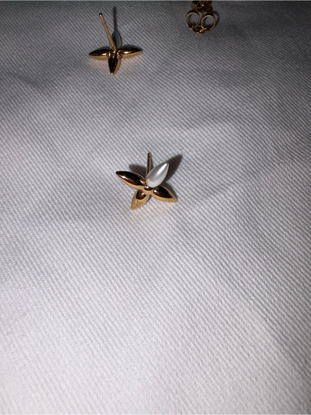 Louis Vuitton monogram flower gold and white studs. - Picture 3 of 3